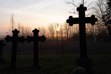 Friedhof / Kreuze vor dem Abendrot