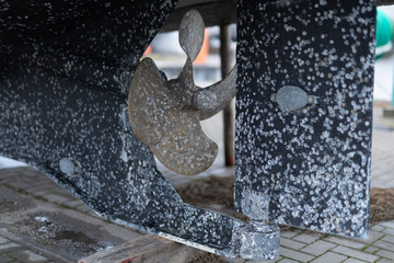 Detailfoto, mit Muscheln (Seepocken) bewachsene Schiffsschraube © stylefoto24