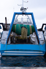 Nahaufnahme eines Fischfangkutters von Hinten mit Fangnetz