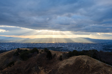 Fototapeta na wymiar 若草山から見た奈良の町　光芒　天使のはしご