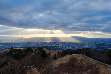 Fototapeta na wymiar 若草山から見た奈良の町　光芒　天使のはしご