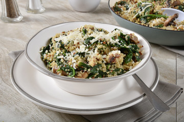 Spinach quinoa salad withh mushrooms