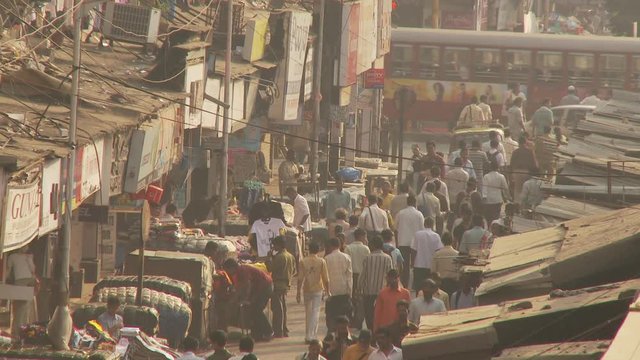 WS HA Crowded street scene / Mumbai, India