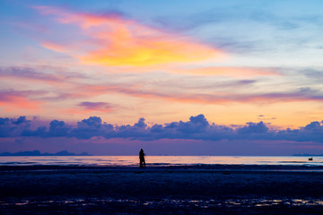 Fototapeta premium silhouette of man on the beach at sunset