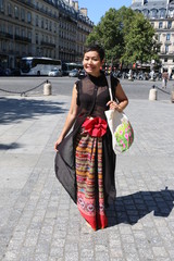 Femme marchant dans les rues de Paris