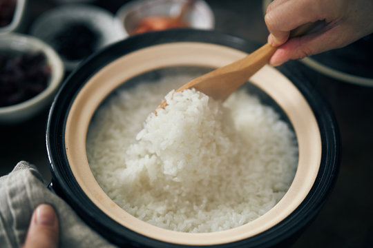 土鍋で炊いたご飯をかき混ぜる