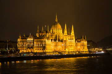 Obraz premium Budapest - Parlamento di notte