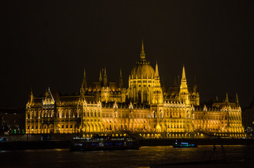 Fototapeta premium Budapest - Parlamento di notte