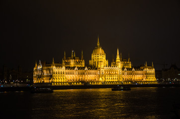 Obraz premium Budapest - Parlamento di notte