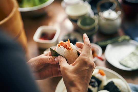 おにぎりを握る女性の手元