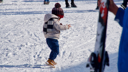 Fototapeta na wymiar little boy on the snow