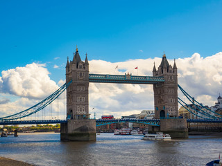 Obraz premium Widok z Tower Bridge na Tamizę w Londynie w słoneczny dzień.