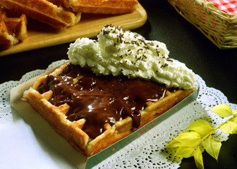 Imagen de un gofre con chocolate y nata montada.