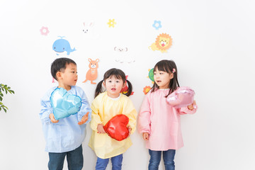 幼稚園・保育所・こども園で楽しく過ごす可愛い子供たち