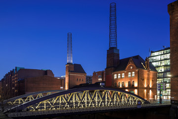 Hamburg Sandbr&uuml;cke vor Kesselhaus Speicherstadt am Abend