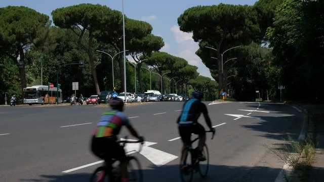 tráfico en una avenida de Roma, Lazio, Italia, Europa.