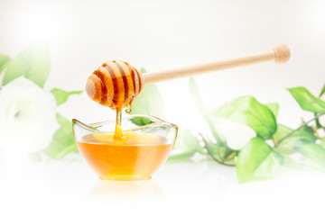 Honiglöffel mit rundem Glasschälchen