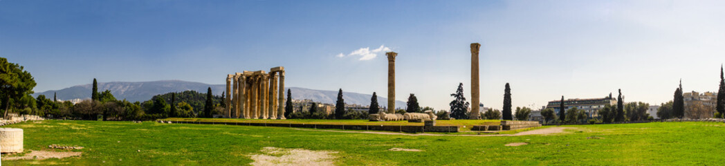 Fototapeta na wymiar Panorama of the ancient temple of Zeus in the center of Athens in Greece 