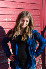 Blonde junge Frau im Frühling