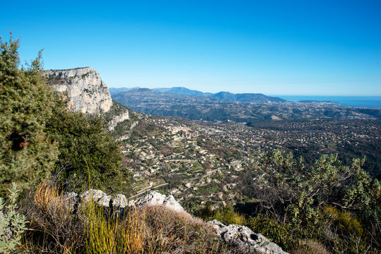 Magnifique vue sur le baou de st jeannette et la baie des anges dans les alpes maritimes