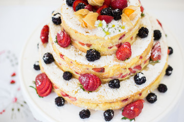 Naked Cake with red fruits