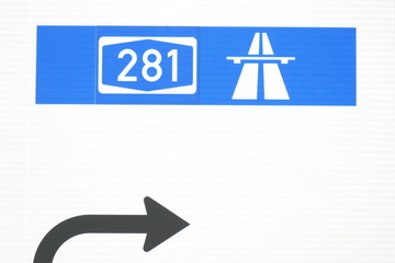 Wegweiser zur Autobahn