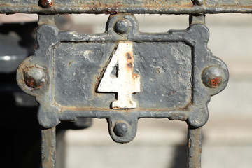 Hausnummernschild Nummer Vier