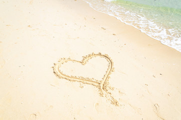 cuore sabbia spiaggia bella amore oceano mare tailandia 