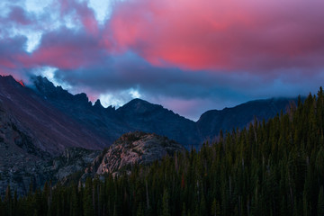 Fototapeta na wymiar sunrise over longs peak