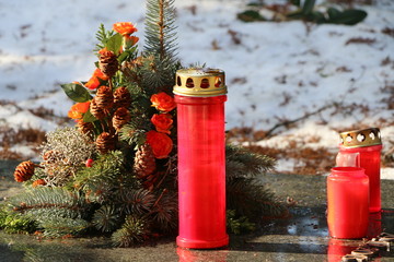 Gedenkst&auml;tte, Friedhof, Tod, Trauer, Grabkerzen an einem Friedhof im Winter