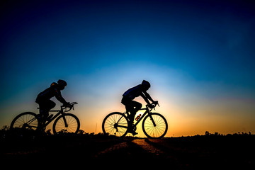 Obraz na płótnie Canvas Silhouette of cyclist in sunset background.