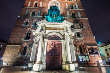 Naklejka premium Mary's Basilica (Church of Our Lady Assumed into Heaven) in Krakow, Poland at night