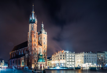 Fototapeta premium St. Mary's Basilica (Church of Our Lady Assumed into Heaven) in Krakow, Poland at night