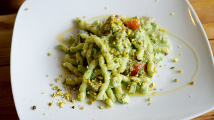 busiate, pesto e pesce spada
