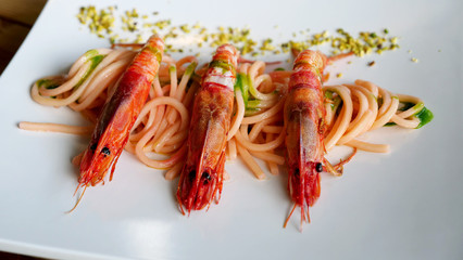 spaghetti e gamberone rosso