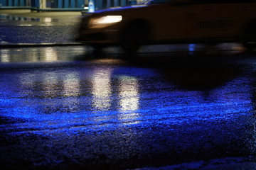Regen, nasse Strasse mit blauem Licht, Verkehr