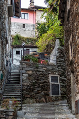 Mittelalterliche Treppe in der Altstadt von Cavaglio am Lago Maggiore in Italien
