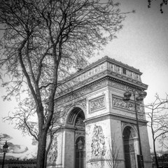 Fototapeta na wymiar Arc de triomphe blanc et noir