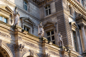 Fototapeta na wymiar Sculptures surplombant le Louvre