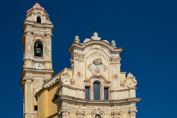 Historische Kirche San Giovanni Battista in der Altstadt von Cervo in Ligurien Italien mit dunkel blauem Himmel im Hintergrund