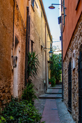 Kleine Gasse in der mittelalterlichen Altstadt von Cervo in Ligurien Italien	