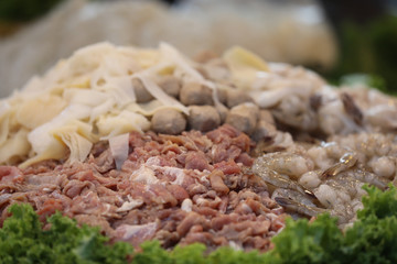 Rohes Fleisch und Shrimps an einem Marktstand in Asien