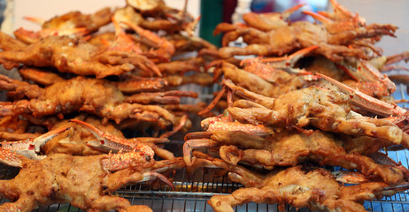 Frittierte Krabben an einem Marktstand in Thailand