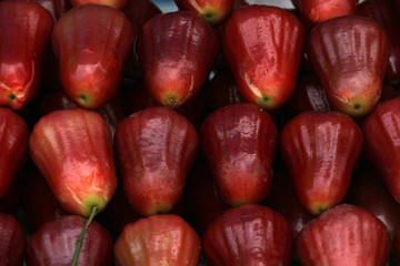 Exotische Früchte an einem Marktstand in Thailand