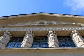Fototapeta na wymiar Frontone triangolare con colonne e vetrate