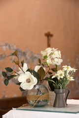 Petits bouquets de fleurs sur un autel. / Small bunches of flowers on an altar..