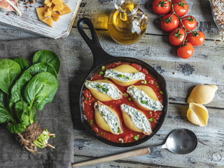  pasta conchiglioni stuffed spinach and cheese, tomato sauce cooked