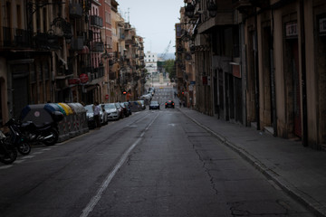 Fototapeta na wymiar Calle con carretera cuesta abajo con coches al fondo en Bilbao