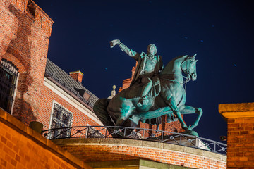 Fototapeta na wymiar Tadeusz Kosciuszko Monument in Wawel Castle at night in Krakow, Poland