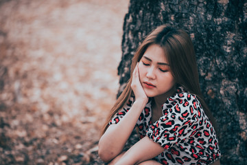 Naklejka premium Beautiful thai woman very sad from unrequited love,rethink,think over,vintage style,dark tone,broken heart,asian girl